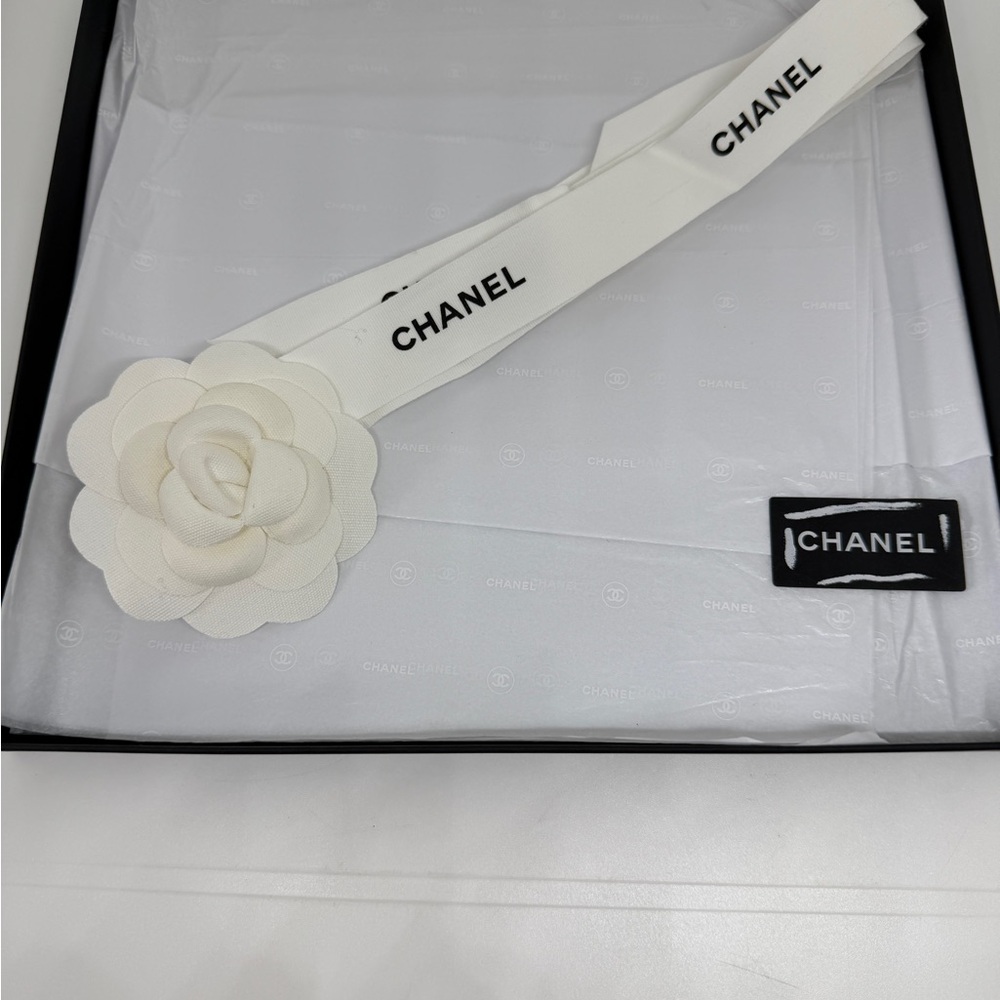 Classic Chanel CC Cashmere Scarf. Black & Ivory - Picture 7 of 7